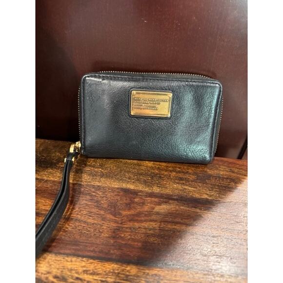 Marc by Marc Jacobs Black Leather Work Wear Gold Plaque Logo Zip Around Wallet - Picture 1 of 5